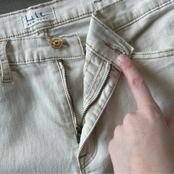 Nicole Miller SoHo High Rise Ankle Skinny Leg Raw Hem Jeans in Off White - Picture 5 of 8